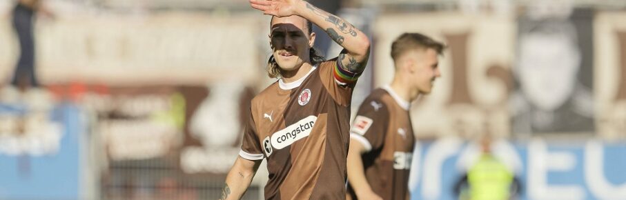 Foto : skeptische Miene bei ... Jackson Irvine Pauli und David Nemeth Pauli , links Fussball 1. Bundesliga , 29. Spieltag am Sa. 12.04.2025 Holstein Kiel - FC St. Pauli 1 - 2 *** Photo skeptical expression at Jackson Irvine Pauli and David Nemeth Pauli , left Football 1 Bundesliga , 29 Matchday on Sat 12 04 2025 Holstein Kiel FC St Pauli 1 2