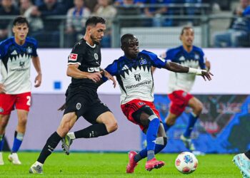 Im Derby direkte Kontrahenten: Mathias Pereira Lage (FC St. Pauli) und Jean-Luc-Dompe (HSV)