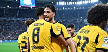 Borussia Dortmund feiert das Elfmeter-Tor von Ramy Bensebaini