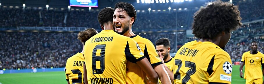 Borussia Dortmund feiert das Elfmeter-Tor von Ramy Bensebaini