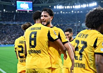 Borussia Dortmund feiert das Elfmeter-Tor von Ramy Bensebaini