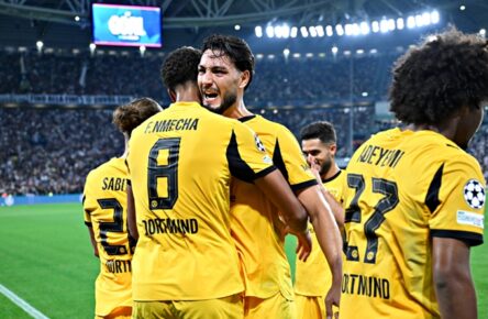 Borussia Dortmund feiert das Elfmeter-Tor von Ramy Bensebaini