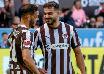 Danel Sinani vom FC St. Pauli mit Mathias Pereira Lage