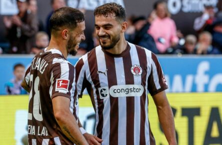 Alle Spieler des FC St. Pauli einsortiert: Wen kaufen, wen verkaufen? Danel Sinani vom FC St. Pauli mit Mathias Pereira Lage