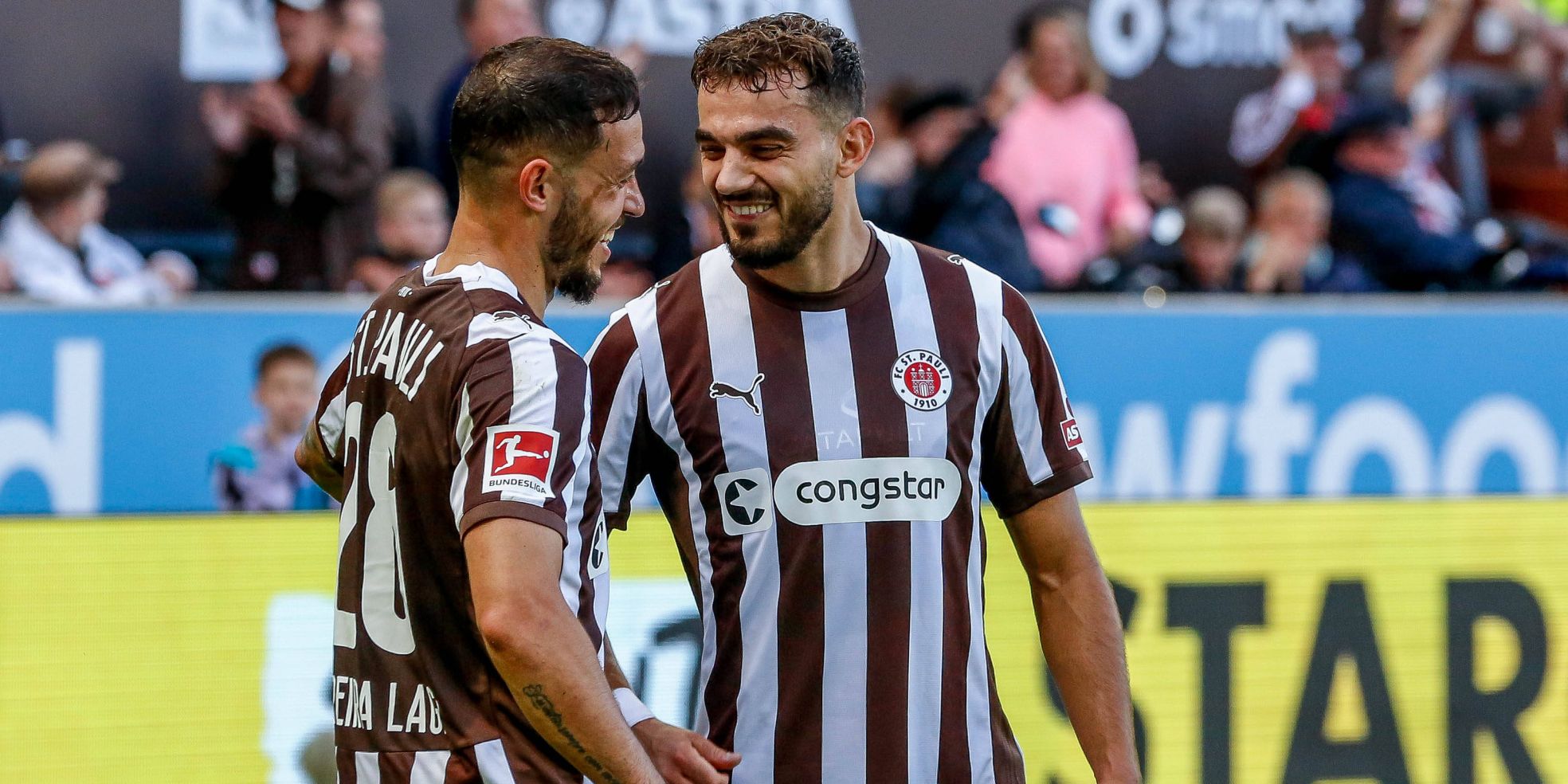 Danel Sinani vom FC St. Pauli mit Mathias Pereira Lage