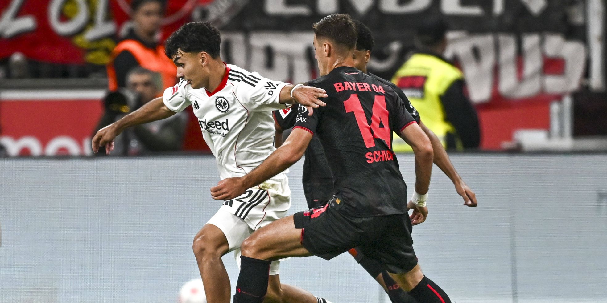 Can Uzun von Eintracht Frankfurt und Patrik Schick von Bayer Leverkusen