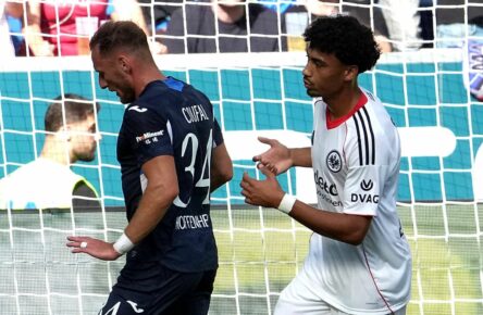 Nathaniel Brown von Eintracht Frankfurt und Vladimir Coufal von der TSG Hoffenheim