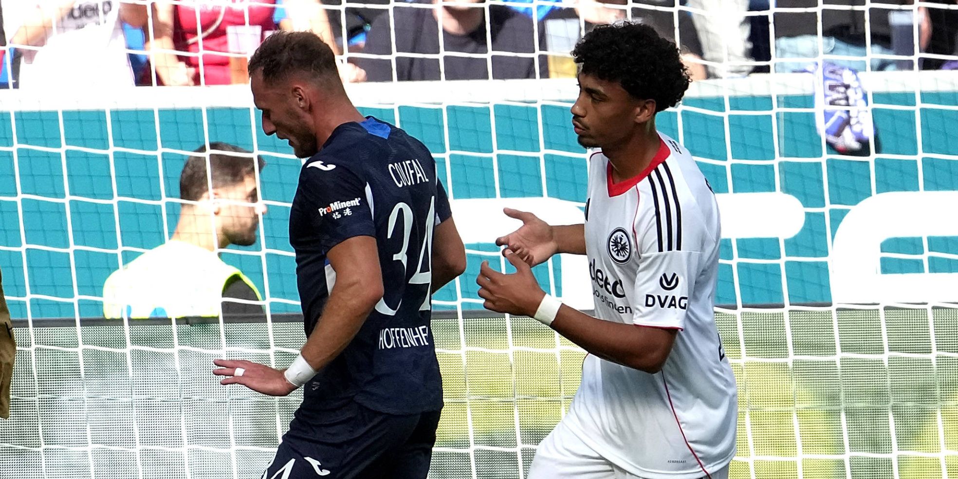 Nathaniel Brown von Eintracht Frankfurt und Vladimir Coufal von der TSG Hoffenheim