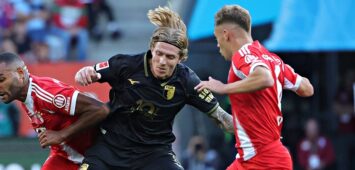 Augsburgs Führungsspieler Kristijan Jakic im Duell mit Bayerns Tah und Kimmich