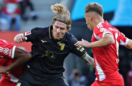 Augsburgs Führungsspieler Kristijan Jakic im Duell mit Bayerns Tah und Kimmich