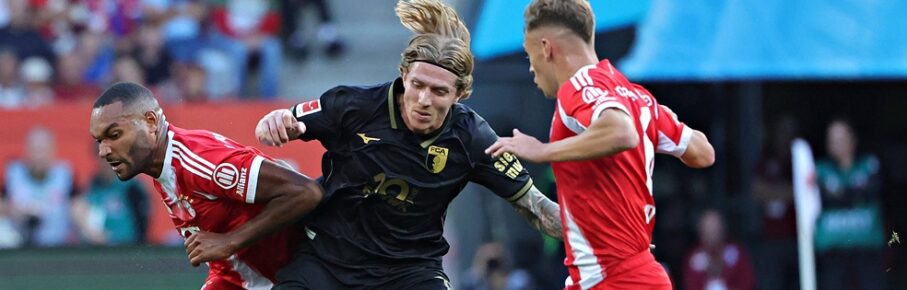 Augsburgs Führungsspieler Kristijan Jakic im Duell mit Bayerns Tah und Kimmich