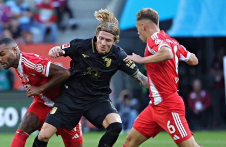 Augsburgs Führungsspieler Kristijan Jakic im Duell mit Bayerns Tah und Kimmich