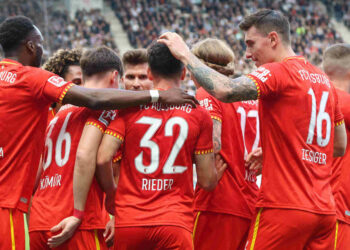 Der FC Augsburg jubelt nach dem Führungstreffer auf St. Pauli.