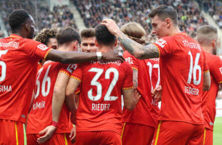 Der FC Augsburg jubelt nach dem Führungstreffer auf St. Pauli.