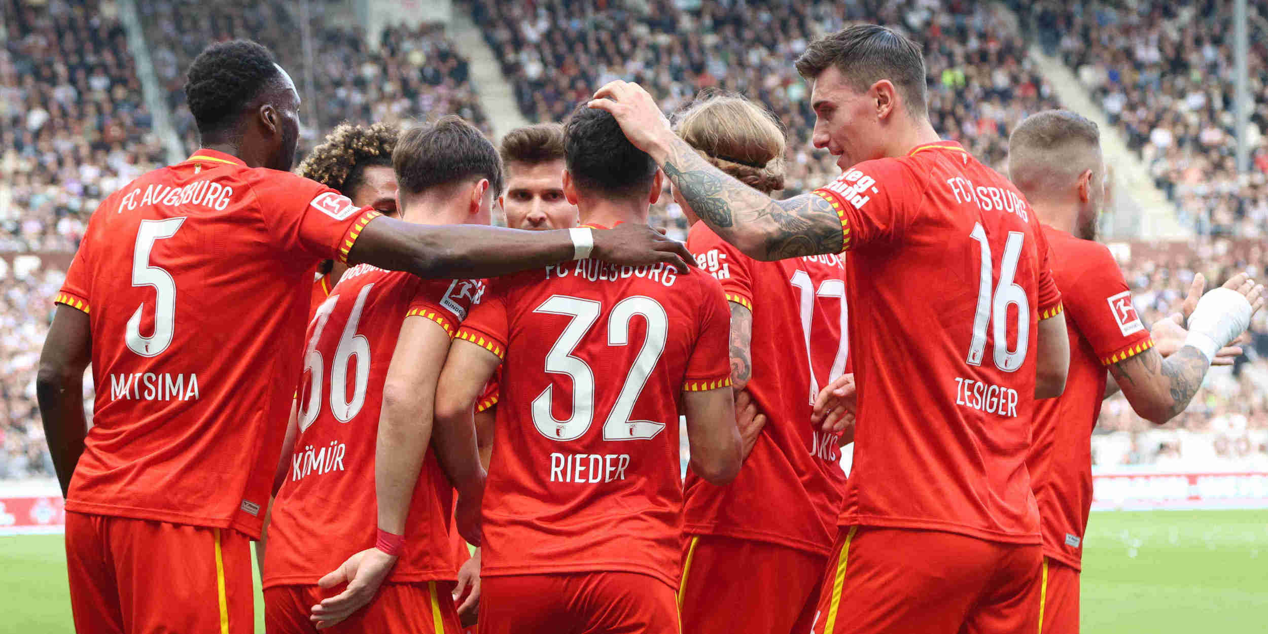 Der FC Augsburg jubelt nach dem Führungstreffer auf St. Pauli.