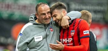 Julian Niehues wird von Heidenheim-Coach Frank Schmidt umarmt