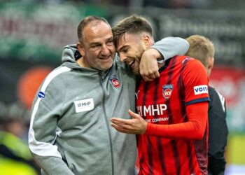Julian Niehues wird von Heidenheim-Coach Frank Schmidt umarmt