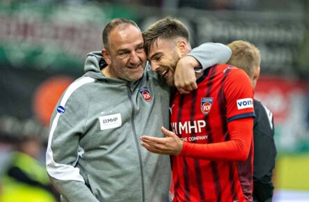 Julian Niehues wird von Heidenheim-Coach Frank Schmidt umarmt