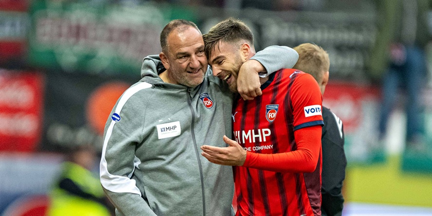 Julian Niehues wird von Heidenheim-Coach Frank Schmidt umarmt