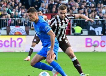 Patrik Schick von Bayer Leverkusen und James Sands vom FC St. Pauli