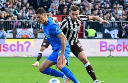 Patrik Schick von Bayer Leverkusen und James Sands vom FC St. Pauli