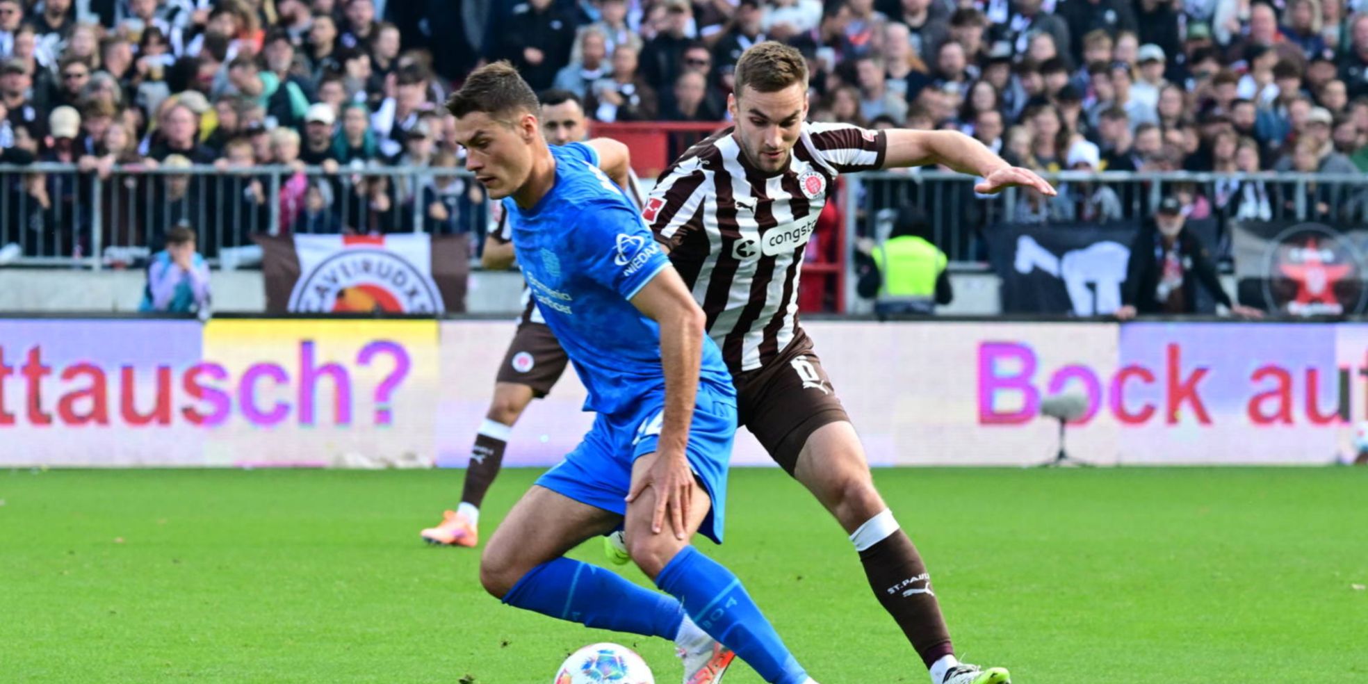 Patrik Schick von Bayer Leverkusen und James Sands vom FC St. Pauli