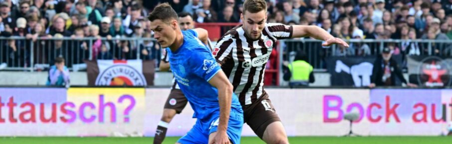 Patrik Schick von Bayer Leverkusen und James Sands vom FC St. Pauli