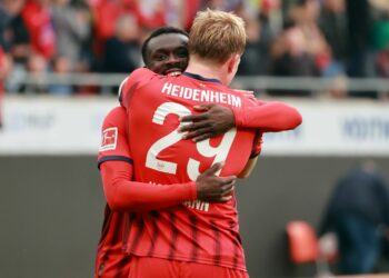 Sirlord Conteh und Mikkel Kaufmann vom 1. FC Heidenheim