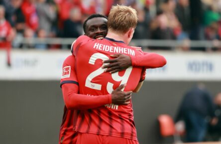 Sirlord Conteh und Mikkel Kaufmann vom 1. FC Heidenheim