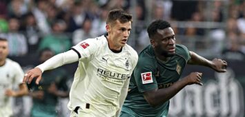 Gladbachs Sechser Yannik Engelhardt im Duell mit Bremens Stürmer Victor Boniface