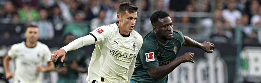 Gladbachs Sechser Yannik Engelhardt im Duell mit Bremens Stürmer Victor Boniface