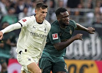 Gladbachs Sechser Yannik Engelhardt im Duell mit Bremens Stürmer Victor Boniface