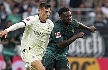 Gladbachs Sechser Yannik Engelhardt im Duell mit Bremens Stürmer Victor Boniface