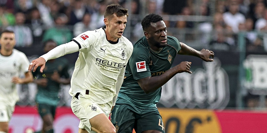 Gladbachs Sechser Yannik Engelhardt im Duell mit Bremens Stürmer Victor Boniface