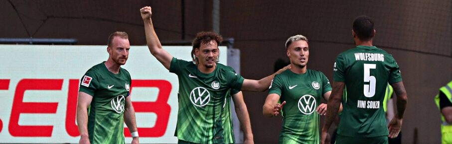 Der VfL Wolfsburg bejubelt das Debüt-Tor von Durchstarter Aaron Zehnter