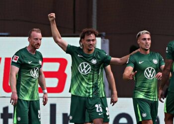 Der VfL Wolfsburg bejubelt das Debüt-Tor von Durchstarter Aaron Zehnter