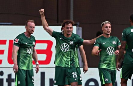 Der VfL Wolfsburg bejubelt das Debüt-Tor von Durchstarter Aaron Zehnter