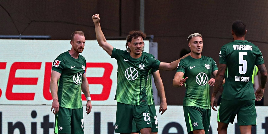 Der VfL Wolfsburg bejubelt das Debüt-Tor von Durchstarter Aaron Zehnter