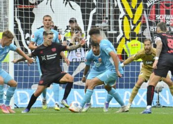 Alejandro Grimaldo von Bayer Leverkusen und Fisnik Asllani von der TSG Hoffenheim