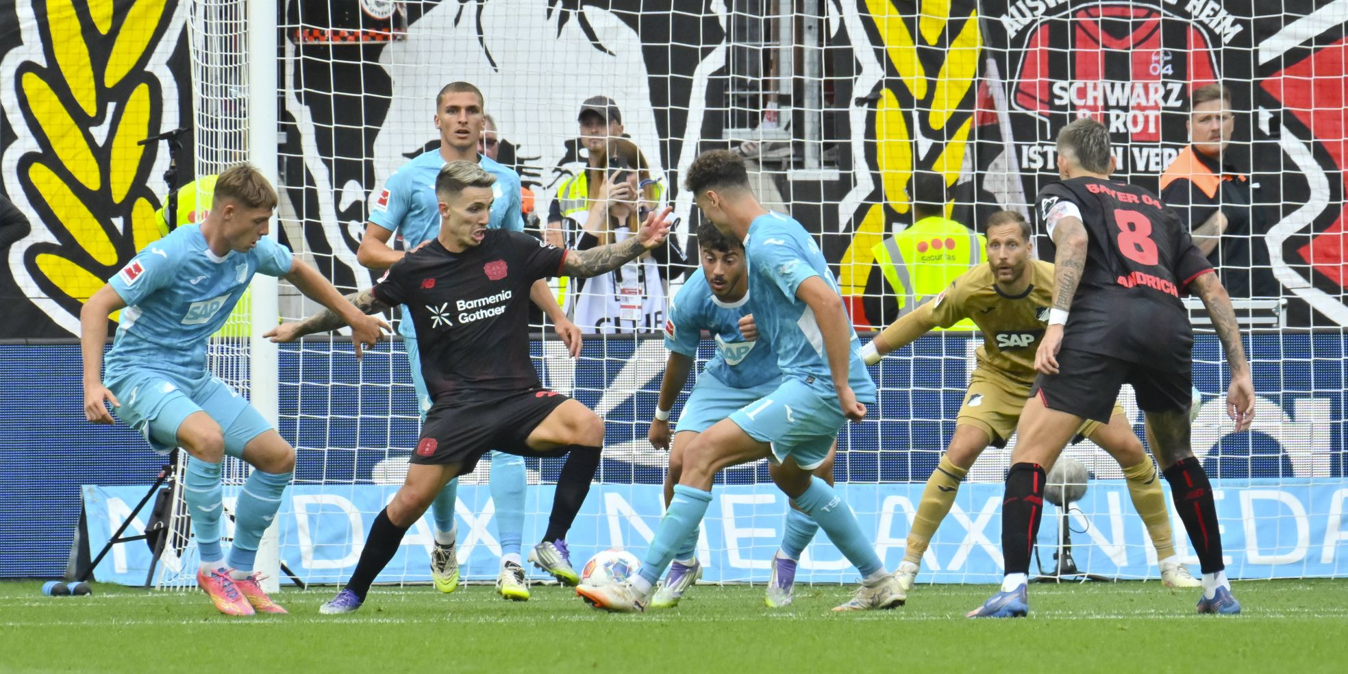 Alejandro Grimaldo von Bayer Leverkusen und Fisnik Asllani von der TSG Hoffenheim