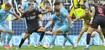 Alejandro Grimaldo von Bayer Leverkusen und Fisnik Asllani von der TSG Hoffenheim