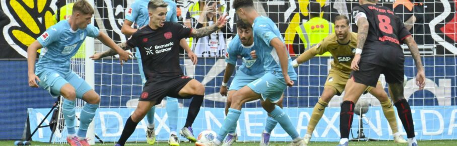 Alejandro Grimaldo von Bayer Leverkusen und Fisnik Asllani von der TSG Hoffenheim