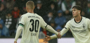 Spielplan-Kauftipps: Wenn nicht jetzt, wann dann, Borussia? Mönchengladbach, Deutschland, 25.10.25: Nico Elvedi Borussia Mönchengladbach klatsch mit Philipp Sander Borussia Mönchengladbach in Aktion am Ball, Einzelaktion waehrend des Spiels der Bundesliga zwischen Borussia Mönchengladbach vs FC Bayern München im Stadion im Borussia Park Mönchengladbach Stadion im Borussia Park North Rhine-Westphalia Germany *** Mönchengladbach, Germany, 25 10 25 Nico Elvedi Borussia Mönchengladbach clap with Philipp Sander Borussia Mönchengladbach in action on the ball, individual action during the Bundesliga match between Borussia Mönchengladbach vs FC Bayern Munich at the stadium in Borussia Park Mönchengladbach Stadion im Borussia Park North Rhine Westphalia Germany Copyright: xBrauer-Fotoagenturx/xAdrianxSchlx