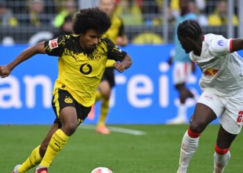 Castello Lukeba von RB Leipzig im Duell mit BVB-Star Karim Adeyemi