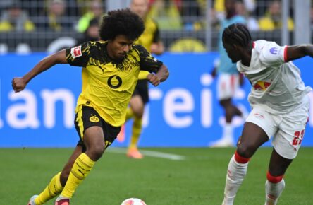 Castello Lukeba von RB Leipzig im Duell mit BVB-Star Karim Adeyemi