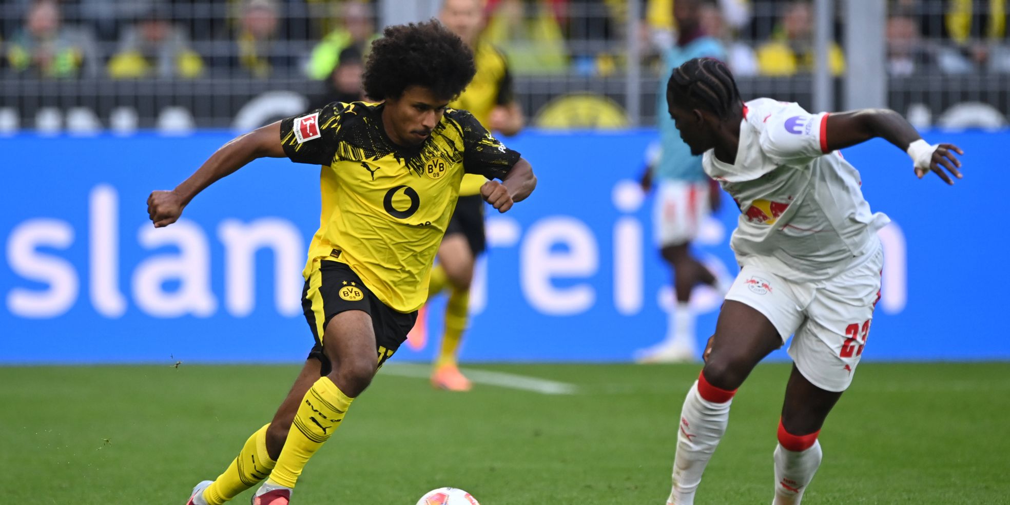 Castello Lukeba von RB Leipzig im Duell mit BVB-Star Karim Adeyemi