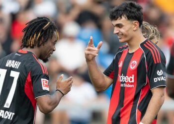 Elye Wahi und Can Uzun von Eintracht Frankfurt