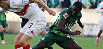 Geheimtipp Sael Kumbedi (VfL Wolfsburg) im Duell mit Stuttgarts Ramon Hendriks