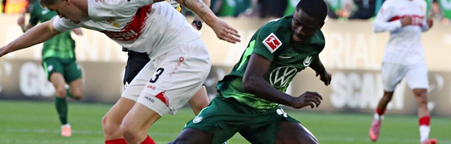 Geheimtipp Sael Kumbedi (VfL Wolfsburg) im Duell mit Stuttgarts Ramon Hendriks