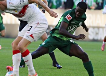 Geheimtipp Sael Kumbedi (VfL Wolfsburg) im Duell mit Stuttgarts Ramon Hendriks